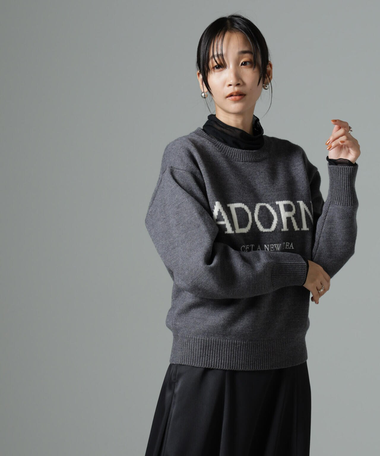 定価1万円以上引き！美品！ロゴモノグラムニットプルオーバー / ネイビー 袖配色使い総針ニットプルオーバー | 京都通販ミセスの