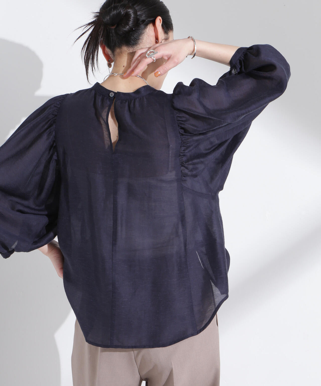 リネン混シアーボリュームスリーブブラウス 6695120317