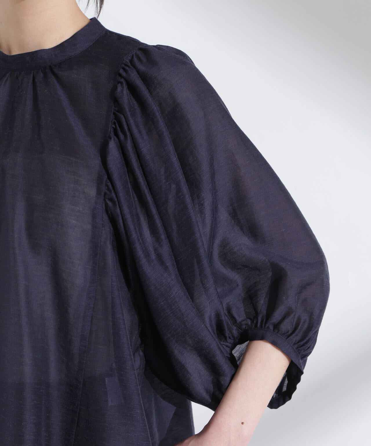 リネン混シアーボリュームスリーブブラウス 6695120317