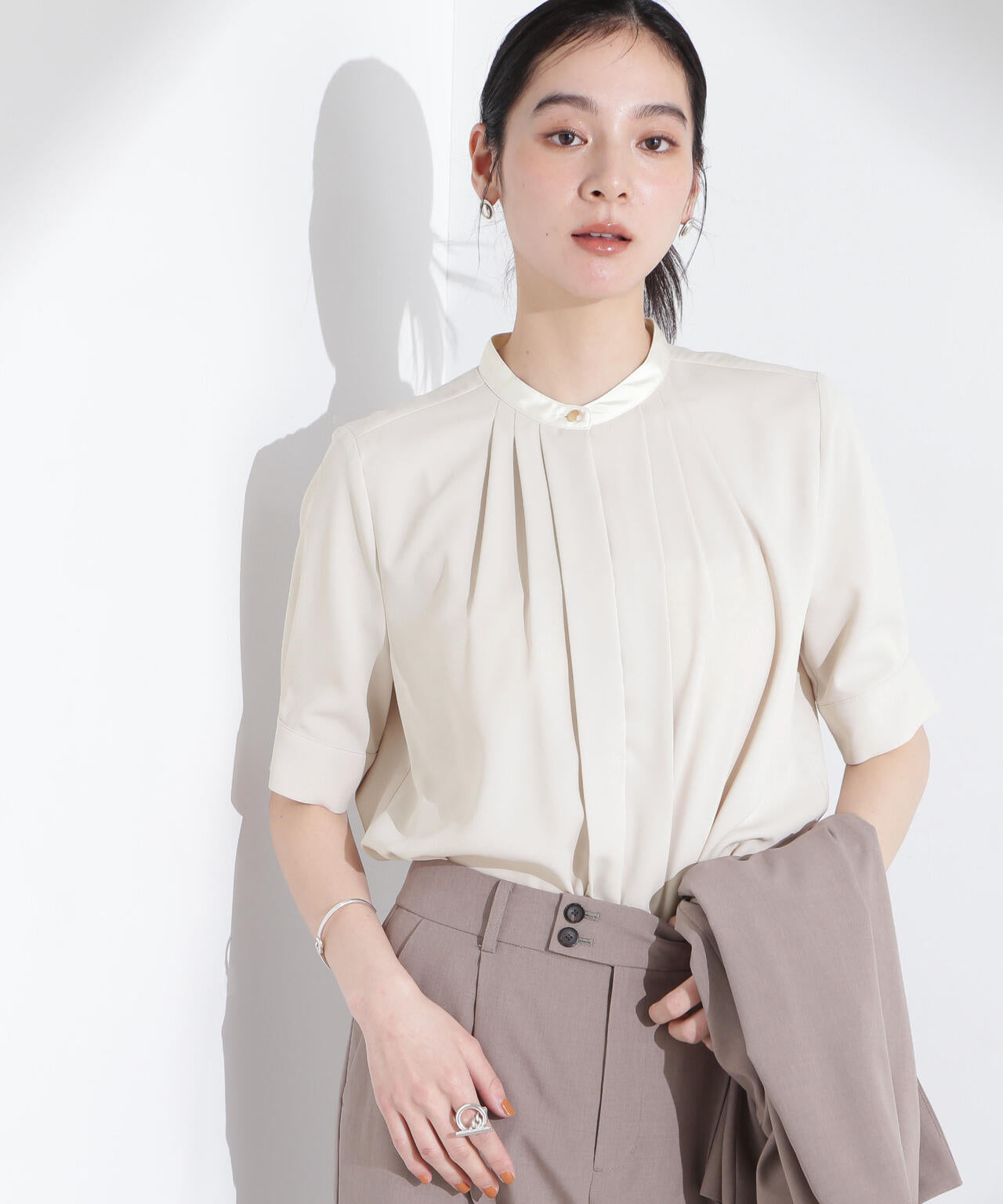 スタンドバイカラータックブラウス 半袖 6695121306