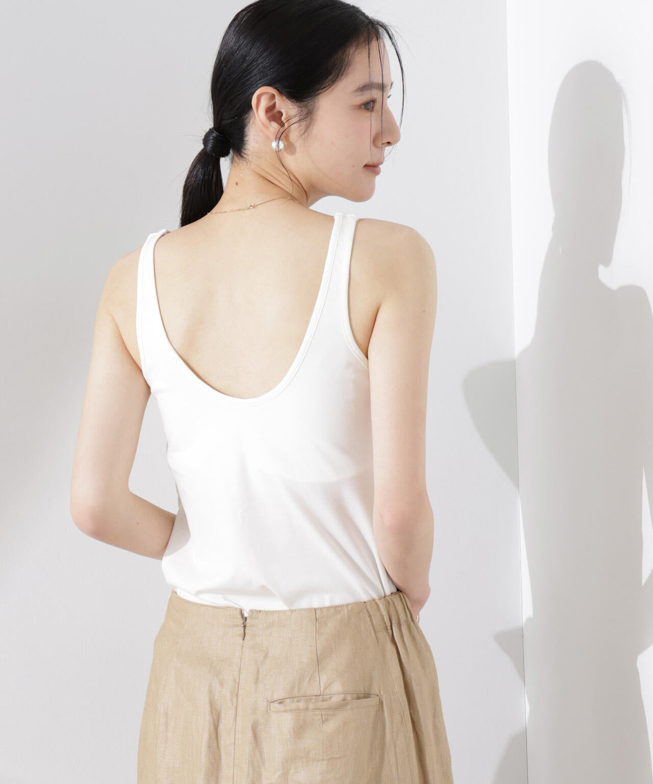 ストレッチ ポンチカップ付き バックオープン タンクトップ