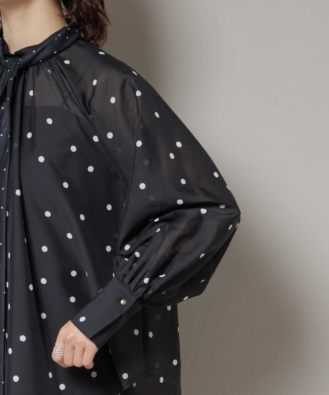 ランダム ドット ボータイ付き ブラウス