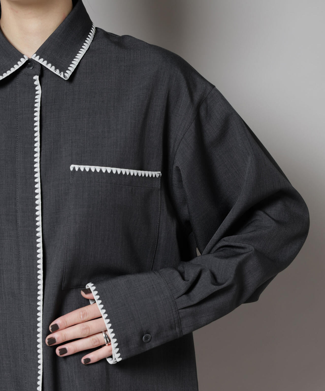 トリミング刺繍ツイルシャツ 6695220310