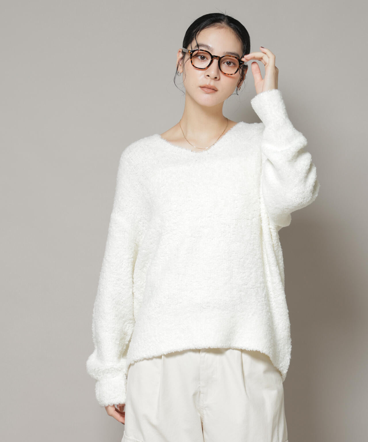 【新品タグ付】ビアズリー　Vネックプルオーバーニット　ホワイト BEARDSLEY（ビアズリー）の「コットンVネックプルオーバー（ニット