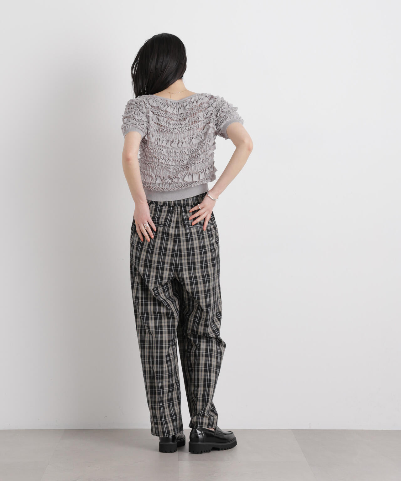 フリルシャーリングコンパクトニット 6696122316