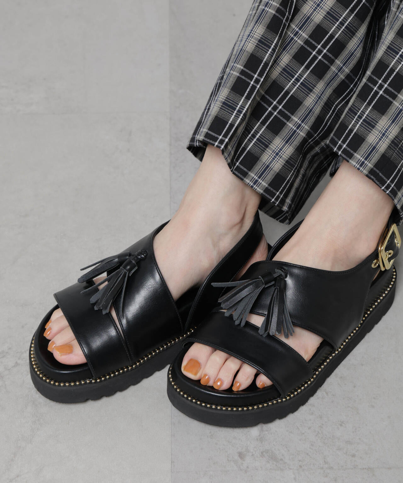 プラットフォームタッセルサンダル