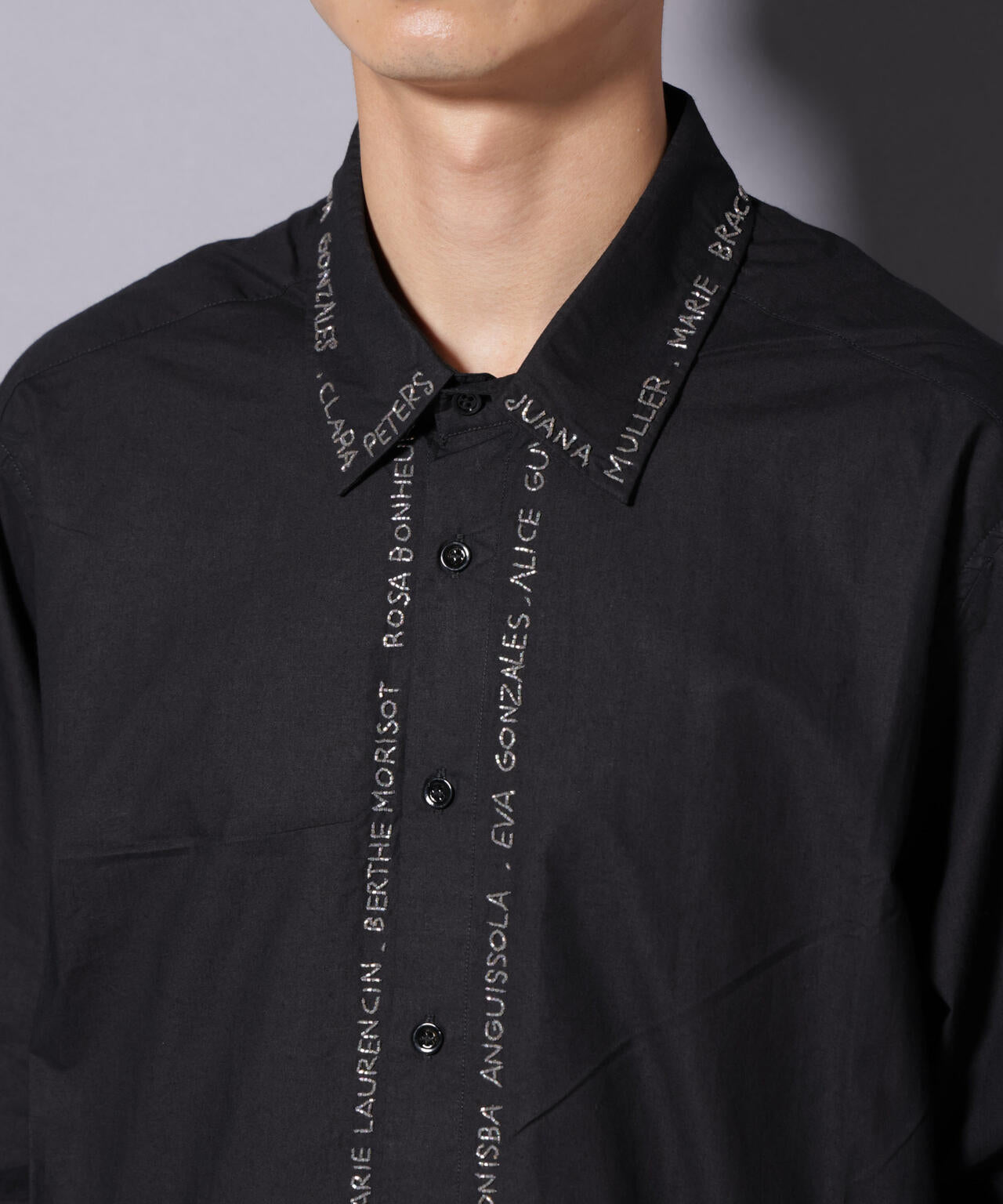 mii / CONTRASTED HAND EMBROIDERED SH