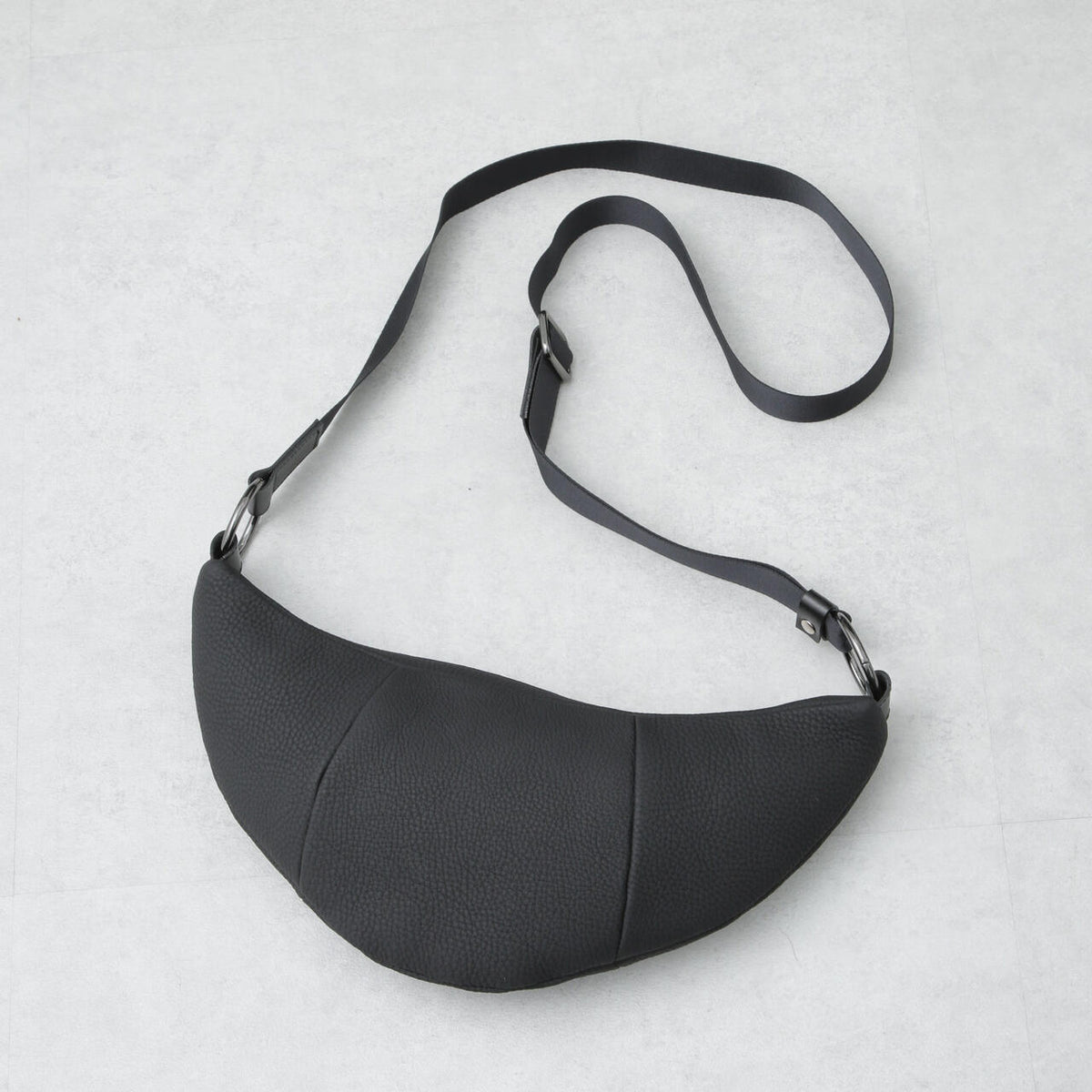 ITTI/別注 MINI MOON BAG ブラックカーブ型ショルダーバッグ ITTI / 別注 MINI MOON BAG