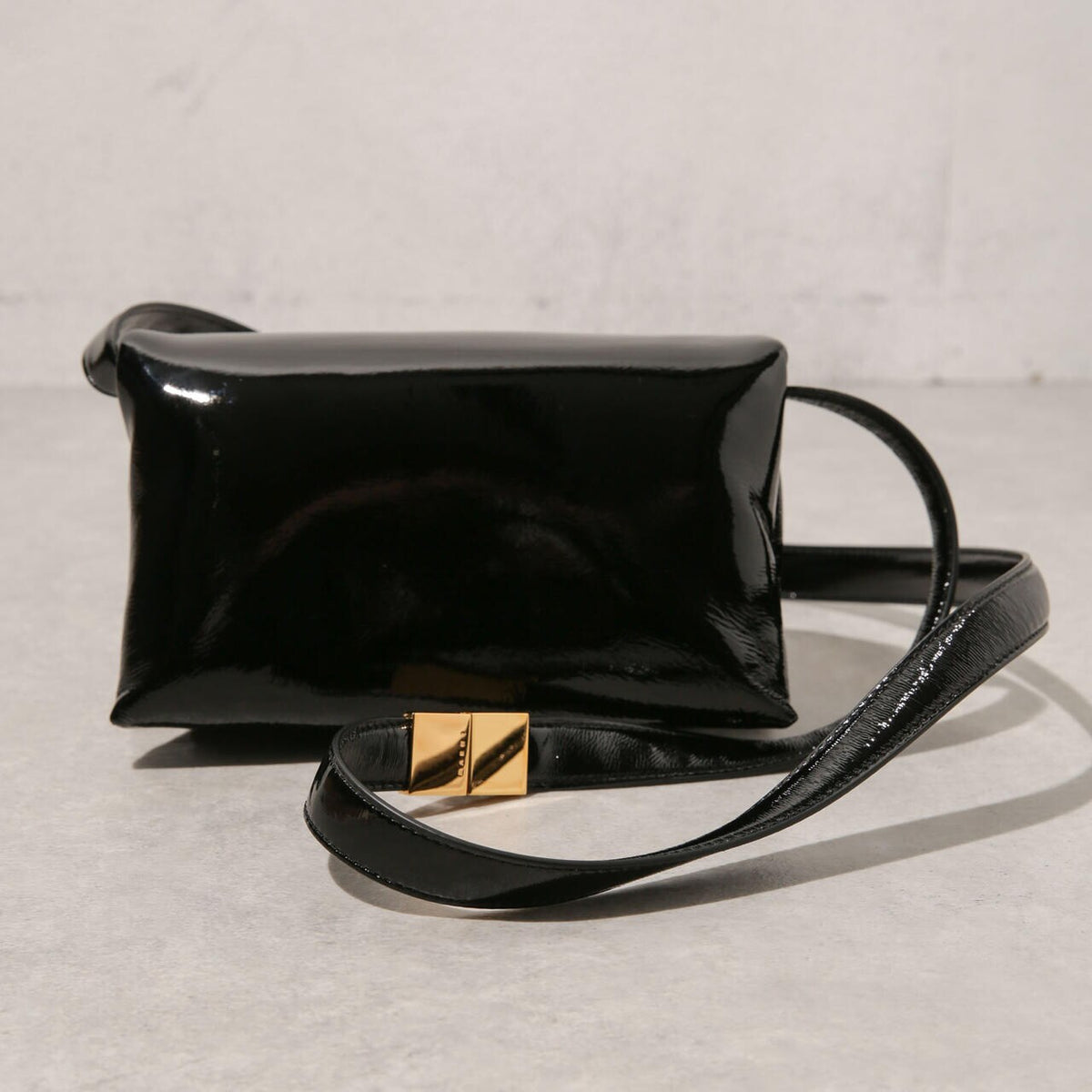 3/23まで割引＜MARNI＞PRISMA パテント スモール バッグ 6713232586-