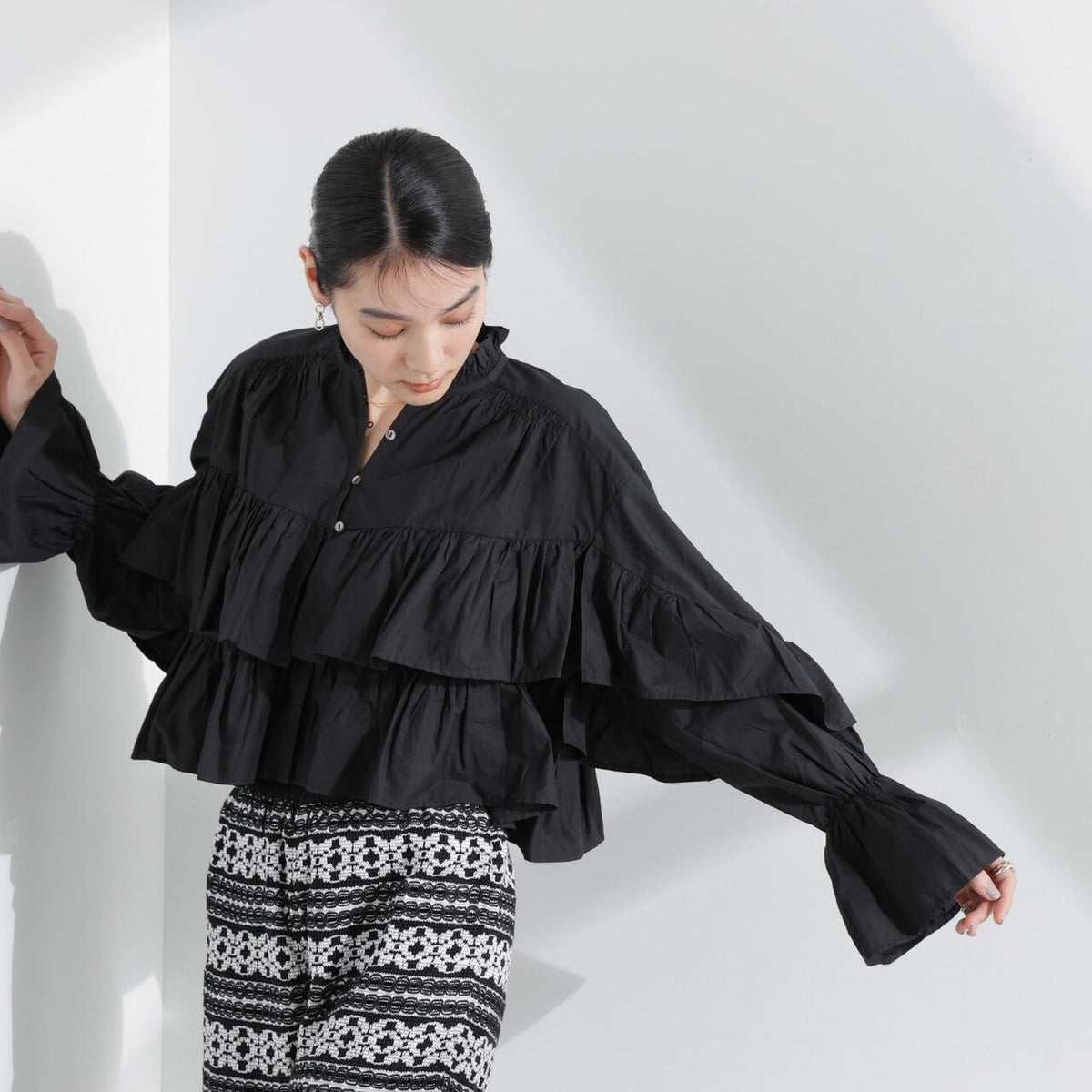 Sara mallika / COTTON VOLUMEFRILL SHORTBLOUSE
