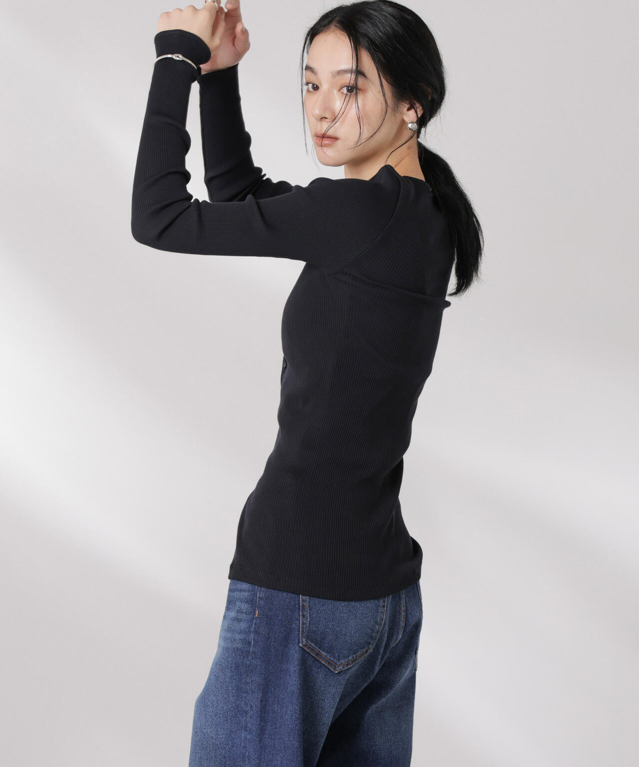uni's room■ショルダーフリルコーディガン OT-AW23-05 OperaSPORT / CLAIRE SEAMLESSCARDIGAN