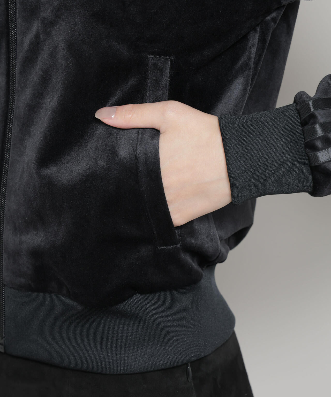 adidas / VELVET TRACK JAKET BLACK