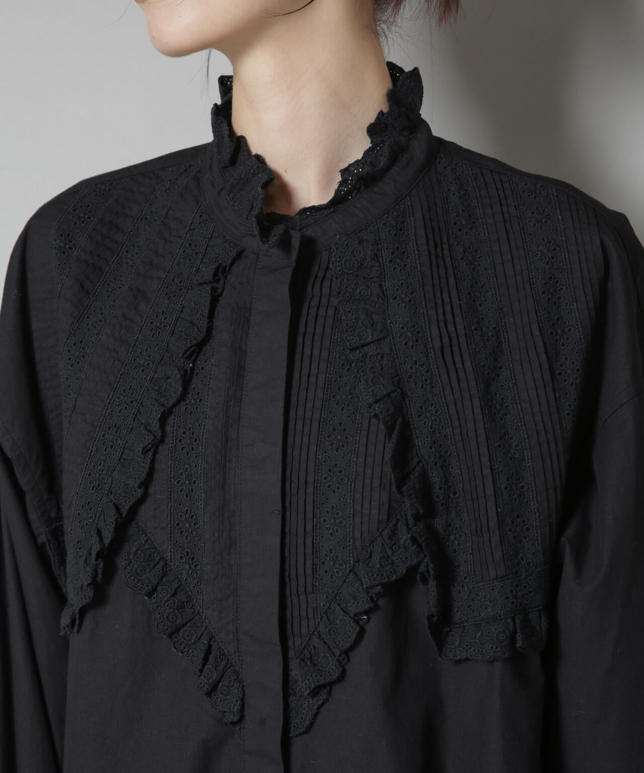 Sara mallika / COTTON PINTUCK LACE BLOUSE