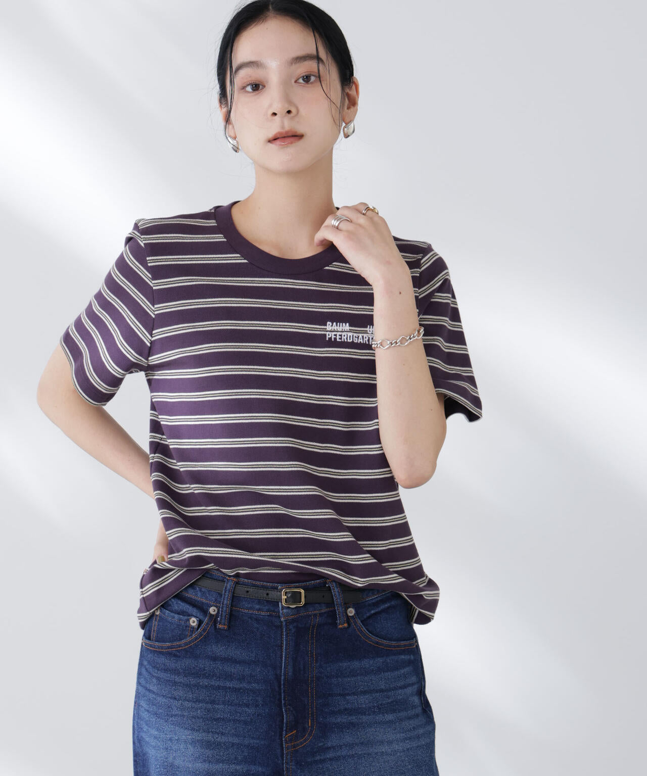 BAUM UND PFERDGARTEN◆Tシャツ/S/コットン/WHT/プリント/23422-PS24-DEC BAUM UND PFERDGARTEN コサージュTシャツ｜トゥモローランド