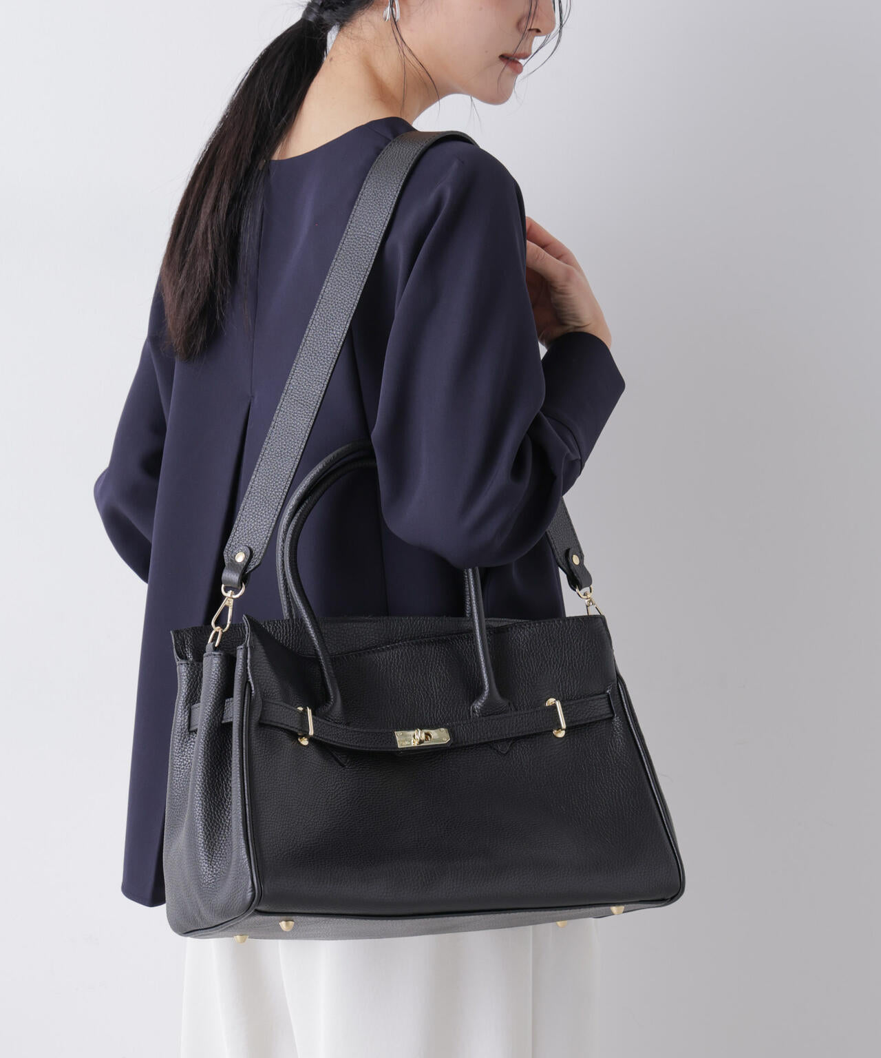 AULENTTI/レザーターンロックモチーフビッグトート 6716132027