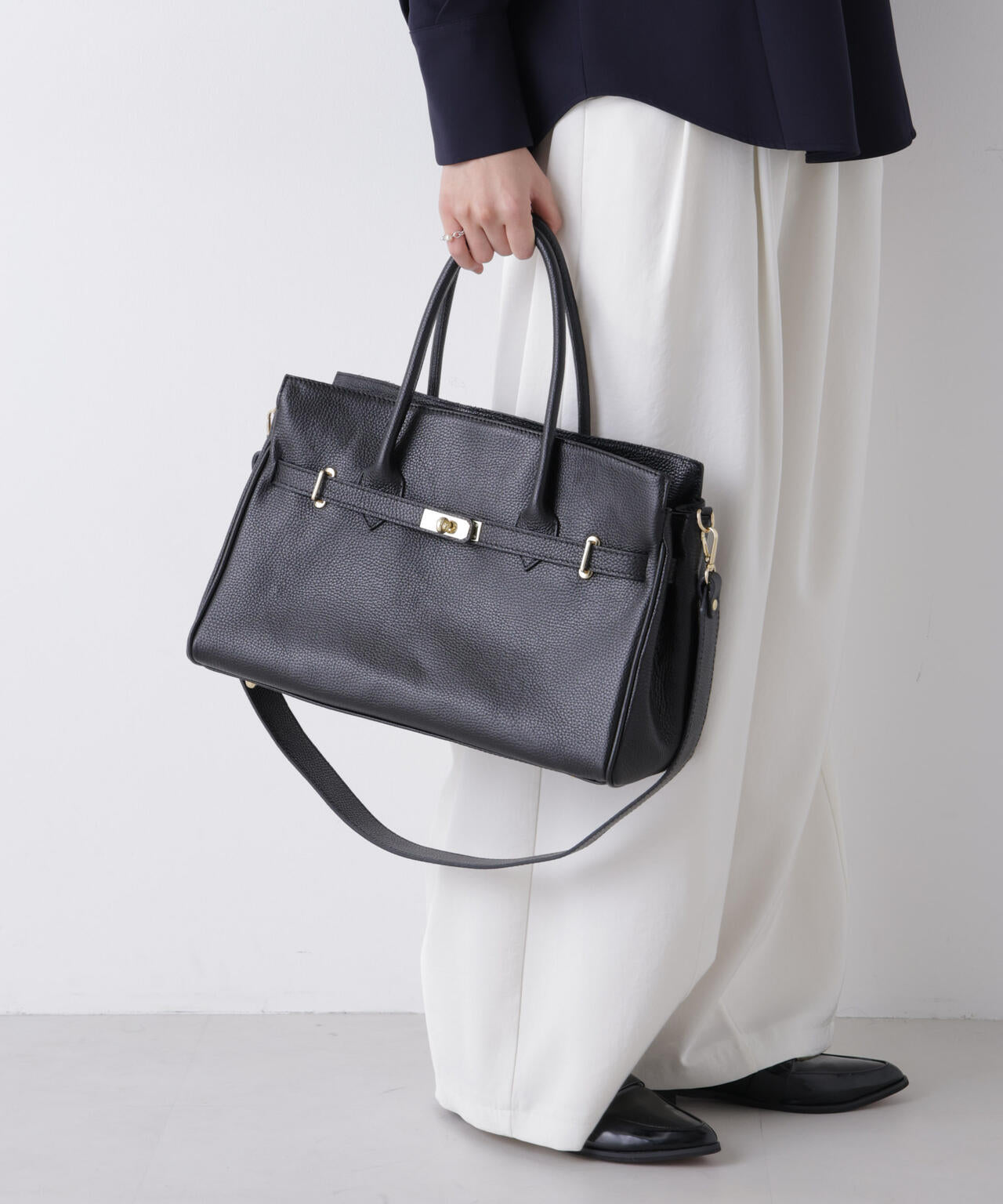 AULENTTI/レザーターンロックモチーフビッグトート 6716132027