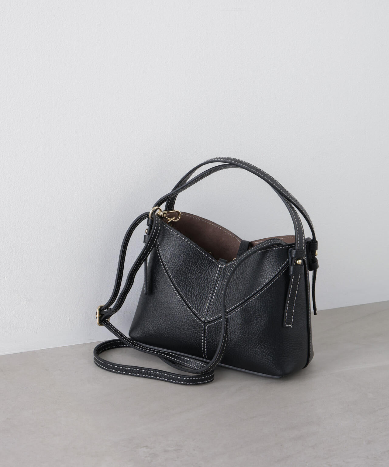 AULENTTI/レザーステッチショルダーバッグ