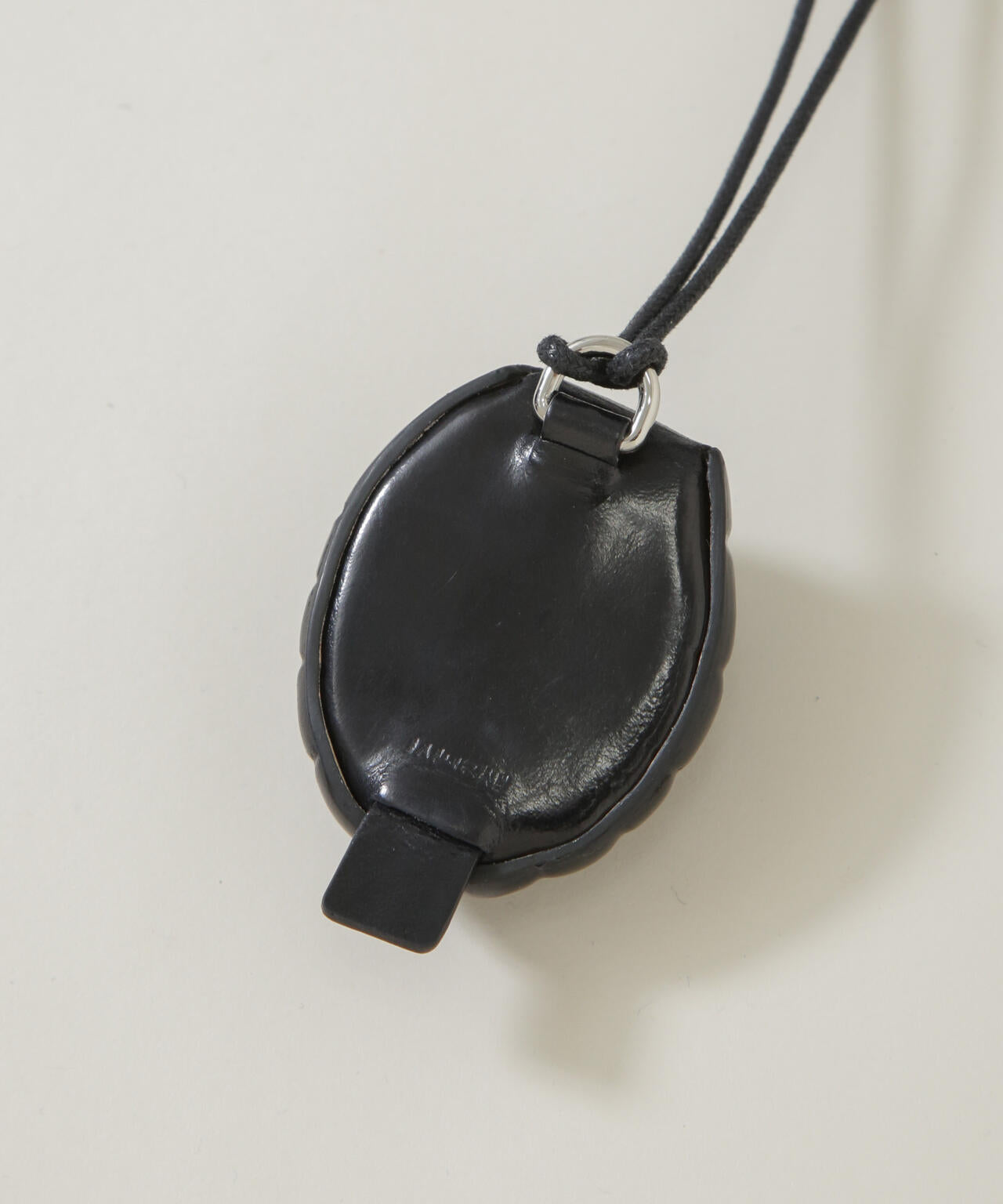 JAMIRAY / LEATHER SHELL NECKLACE