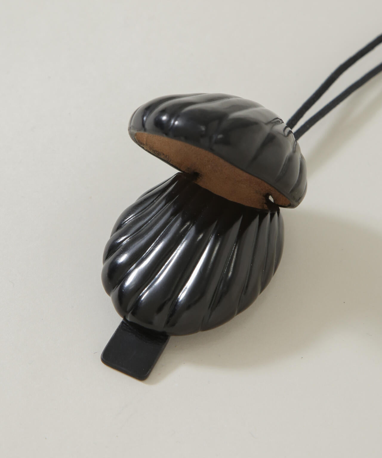 JAMIRAY/LEATHER SHELL NECKLACE 6716146006