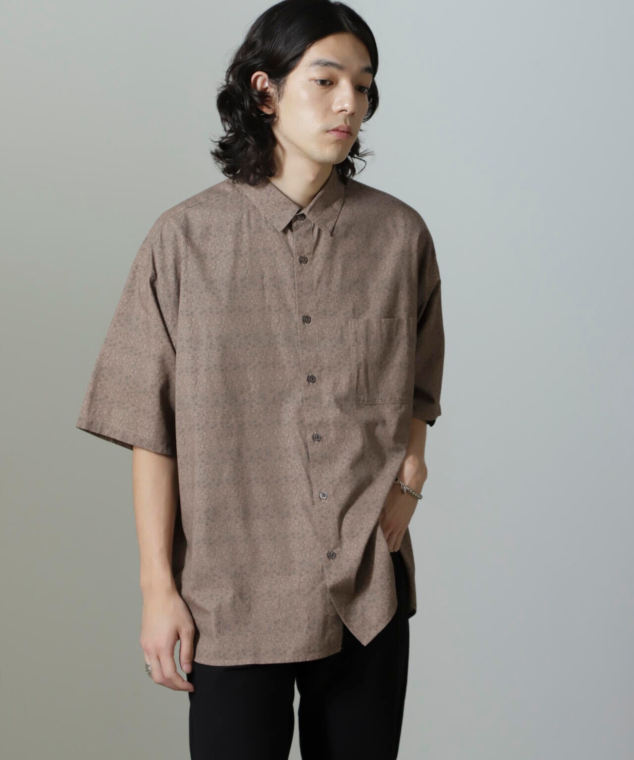 NARA CAMCIE 黒と白の葉柄 半袖ブラウス