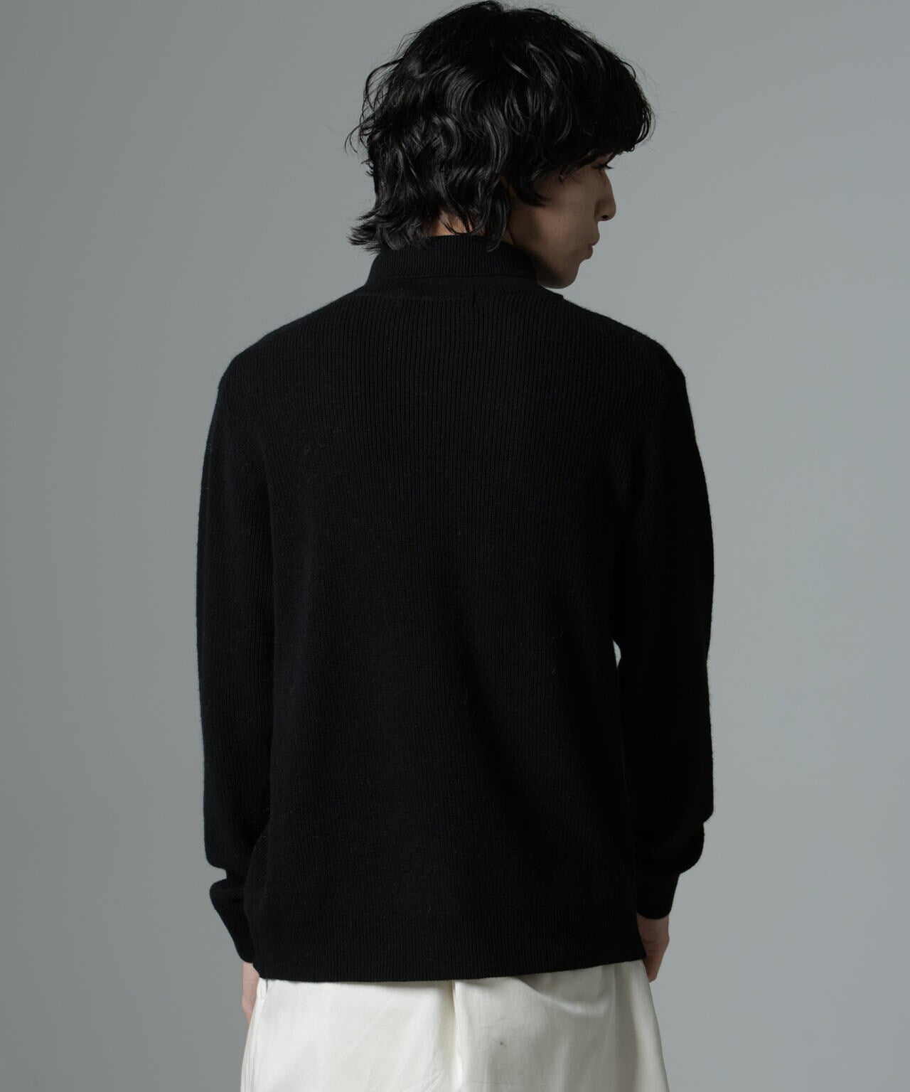ロゴ刺繍タートルニット/ブラック | TOPS | OBLI