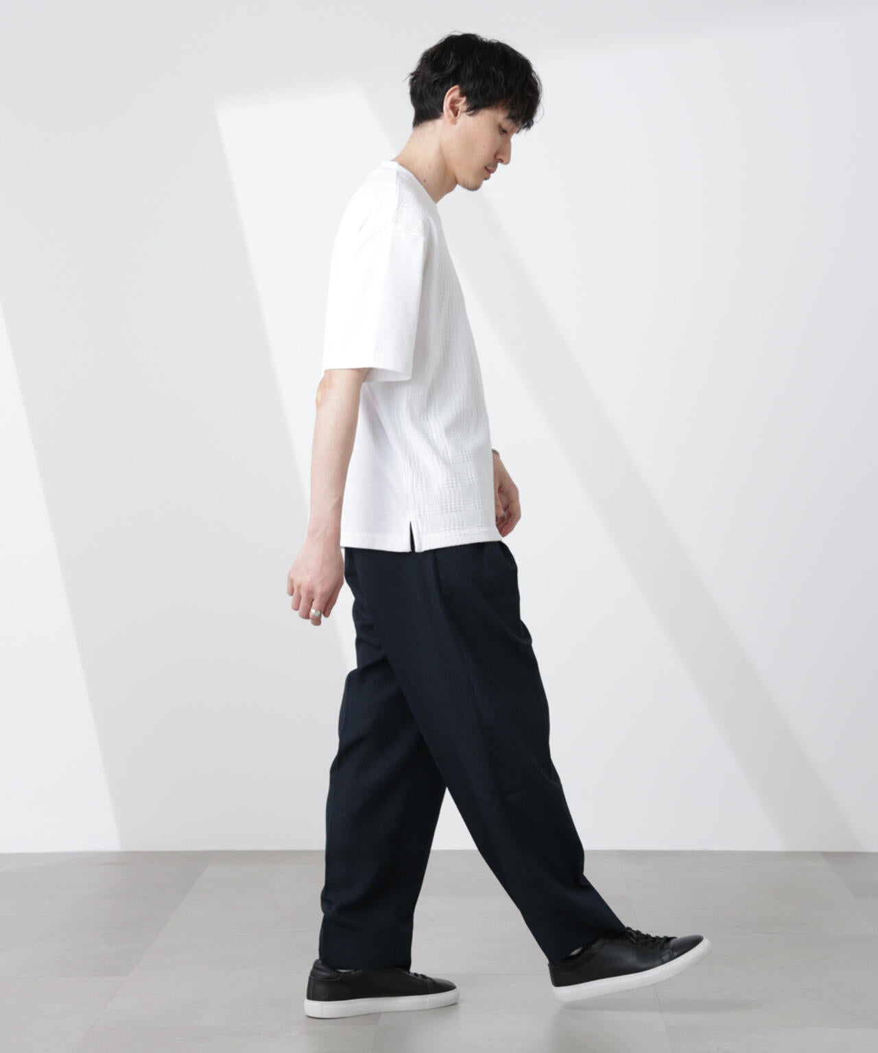 テックリネン リラックス タック テーパードパンツ