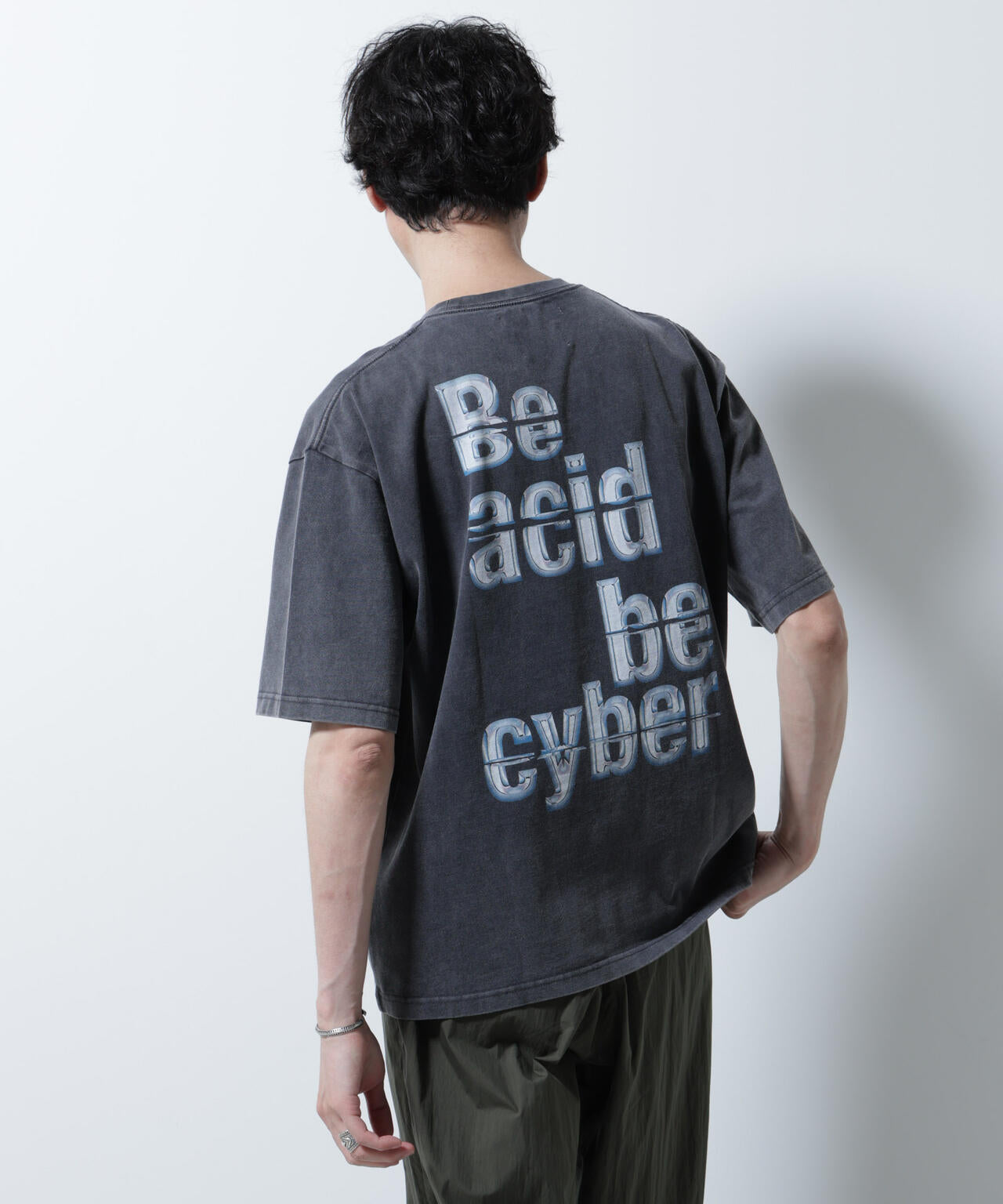 「A-C-Z」ピグメントグラフィックTシャツ 半袖 6725224210
