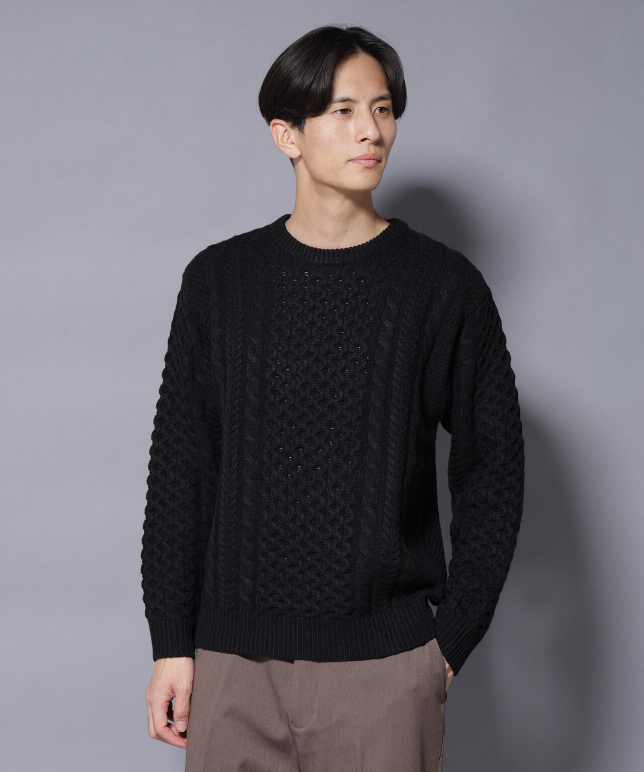 ローゲージケーブルニット