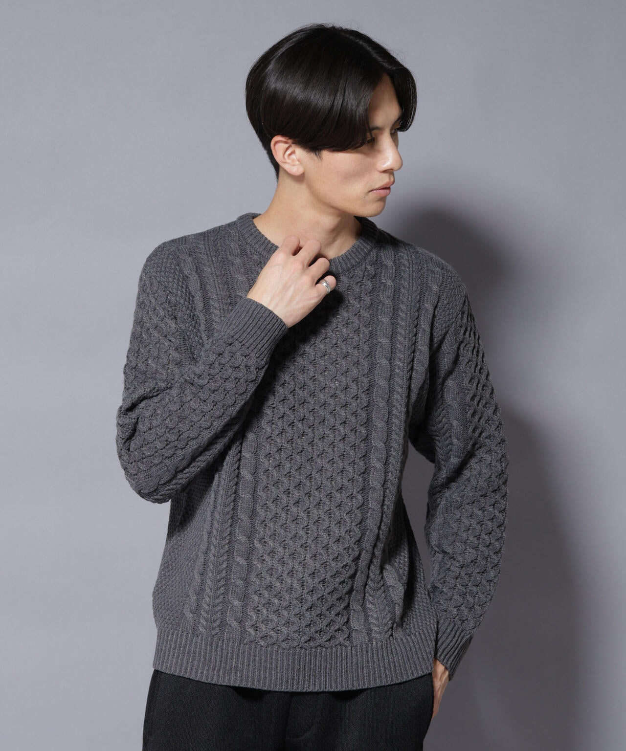 ローゲージケーブルニット