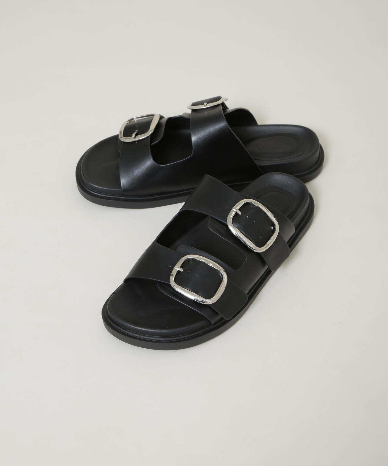 ビッグバックルサンダル