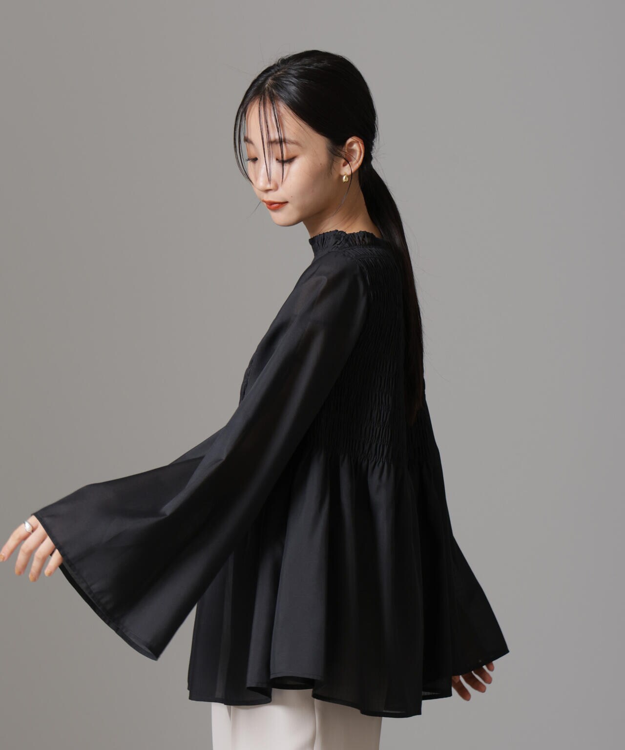 hinari（ヒナリ）の「フレアスリーブシャーリングブラウス