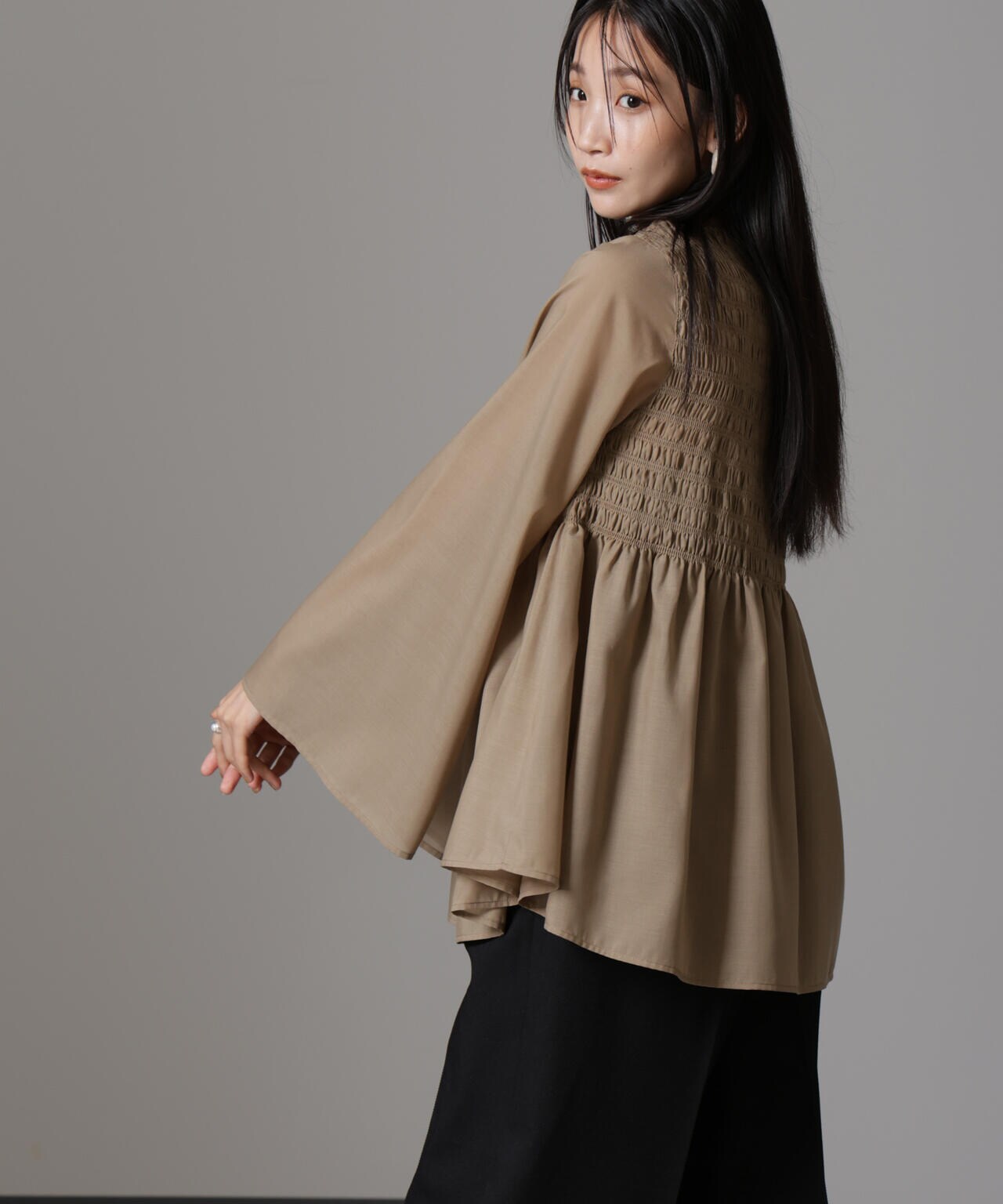 シャーリング フレア スリーブ ブラウス