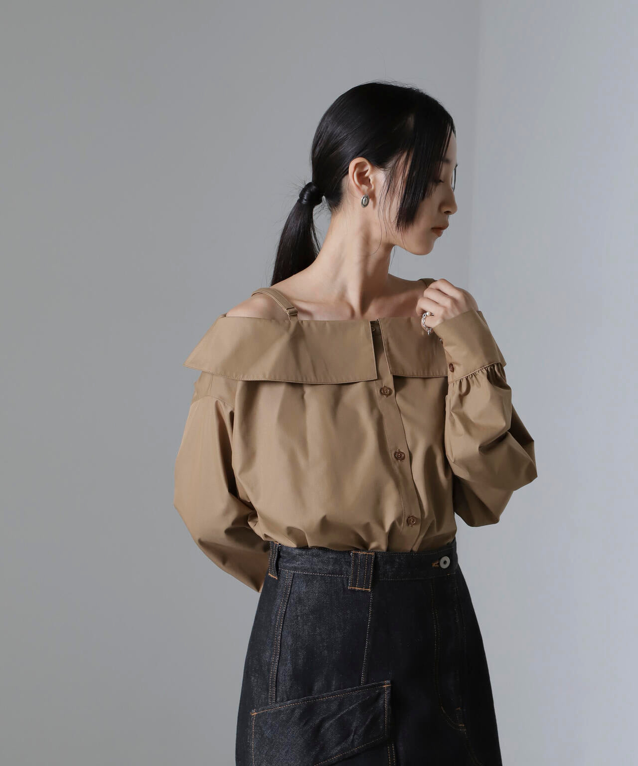 【新品タグ付き】scye オフショルダーシャツ 36 ホワイト オフショルダー デザイン シャツ