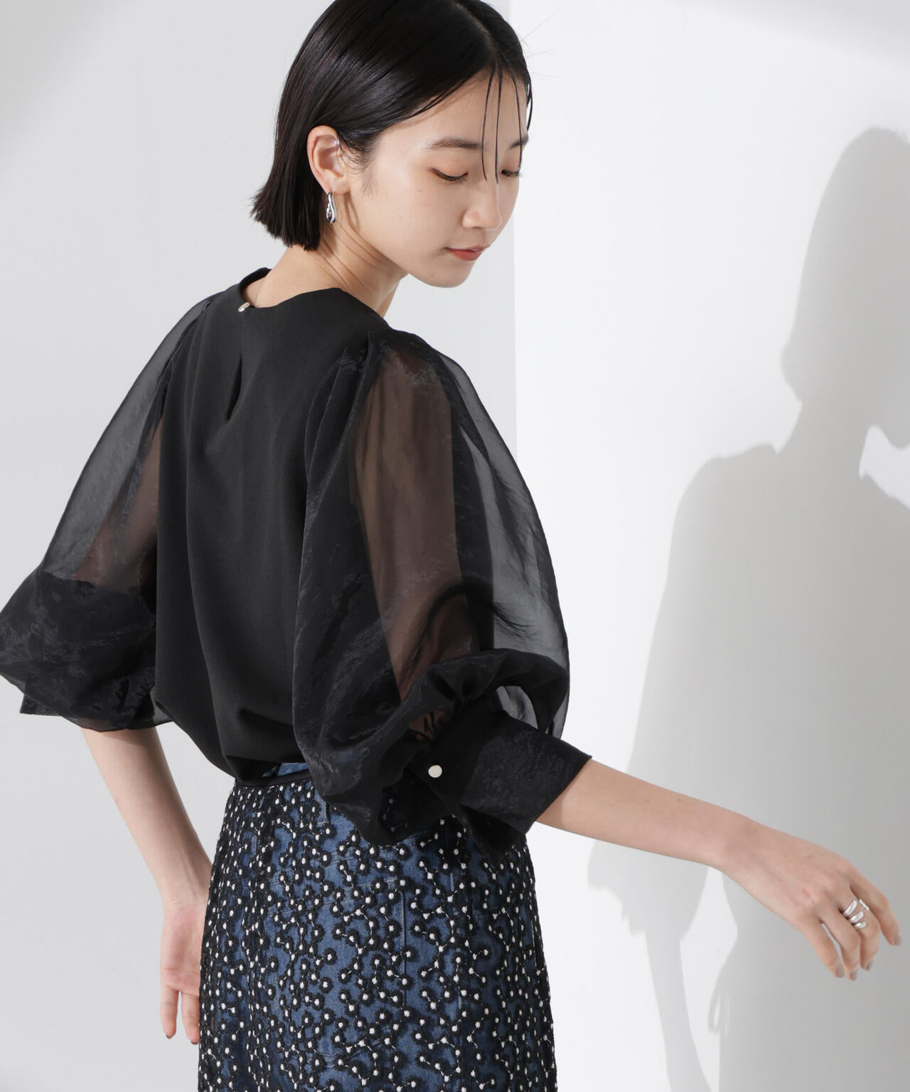 BLENHEIM トリコットオーガンジーギャザースリーブカットソー BHスタッフコーデ / カットソーで華やか見えが叶う！“トリコット