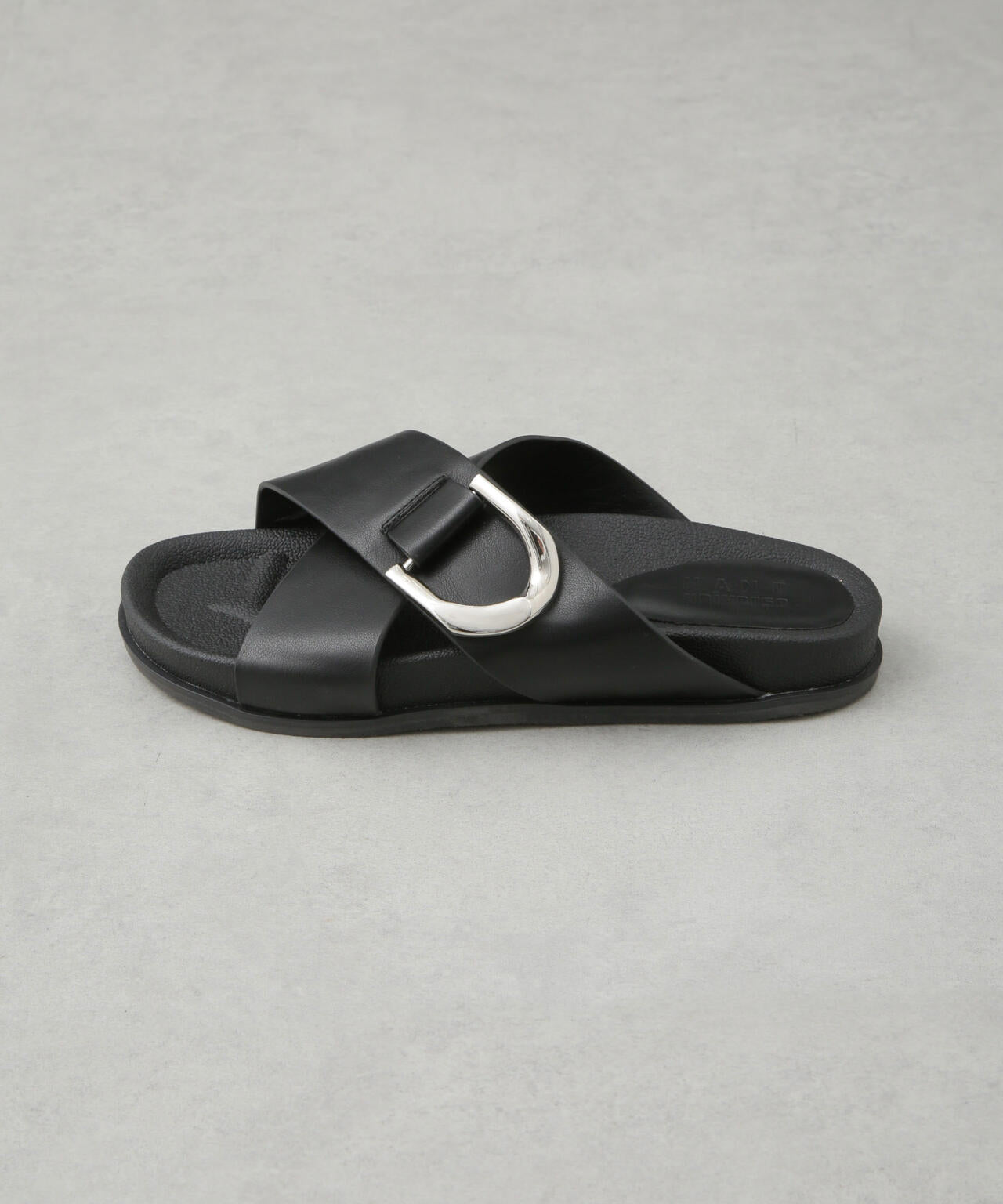 【関税込み】CHRISTEN ブラック Mono Strap フラットサンダル CHRISTEN: ブラック Mono Strap フラットサンダル | SSENSE 日本