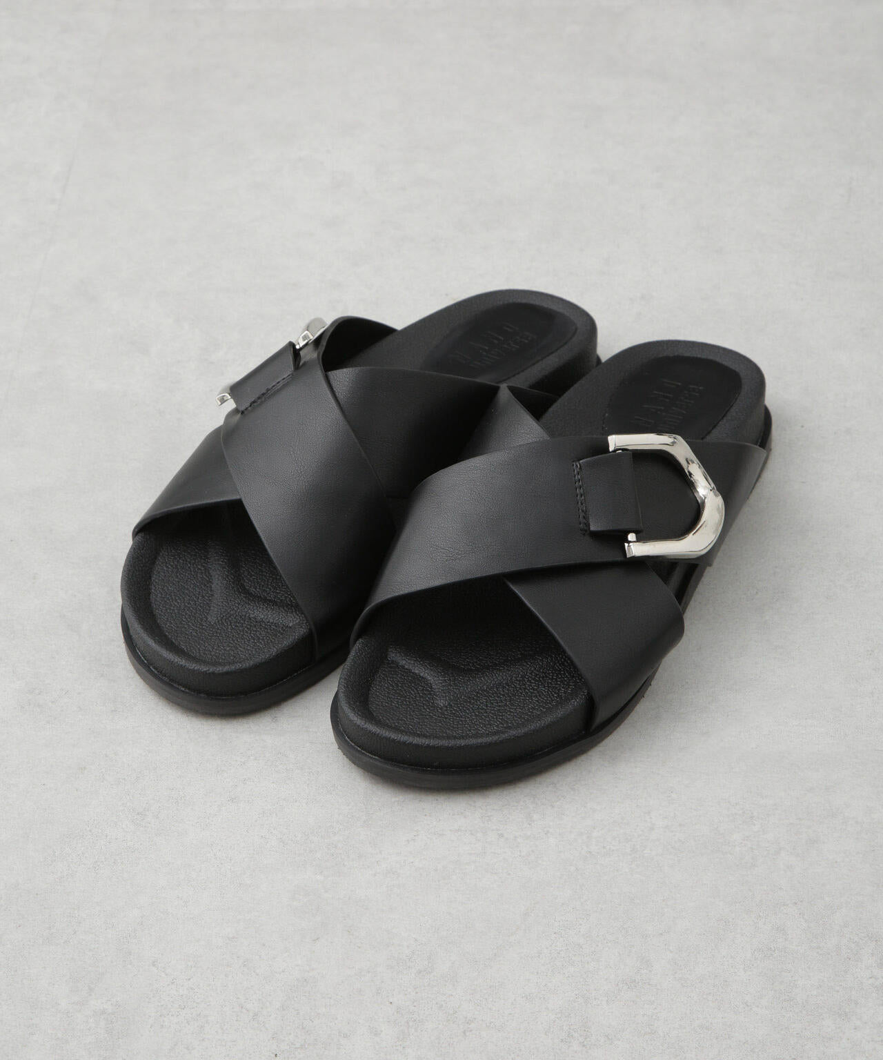 クロスバックル フラット サンダル