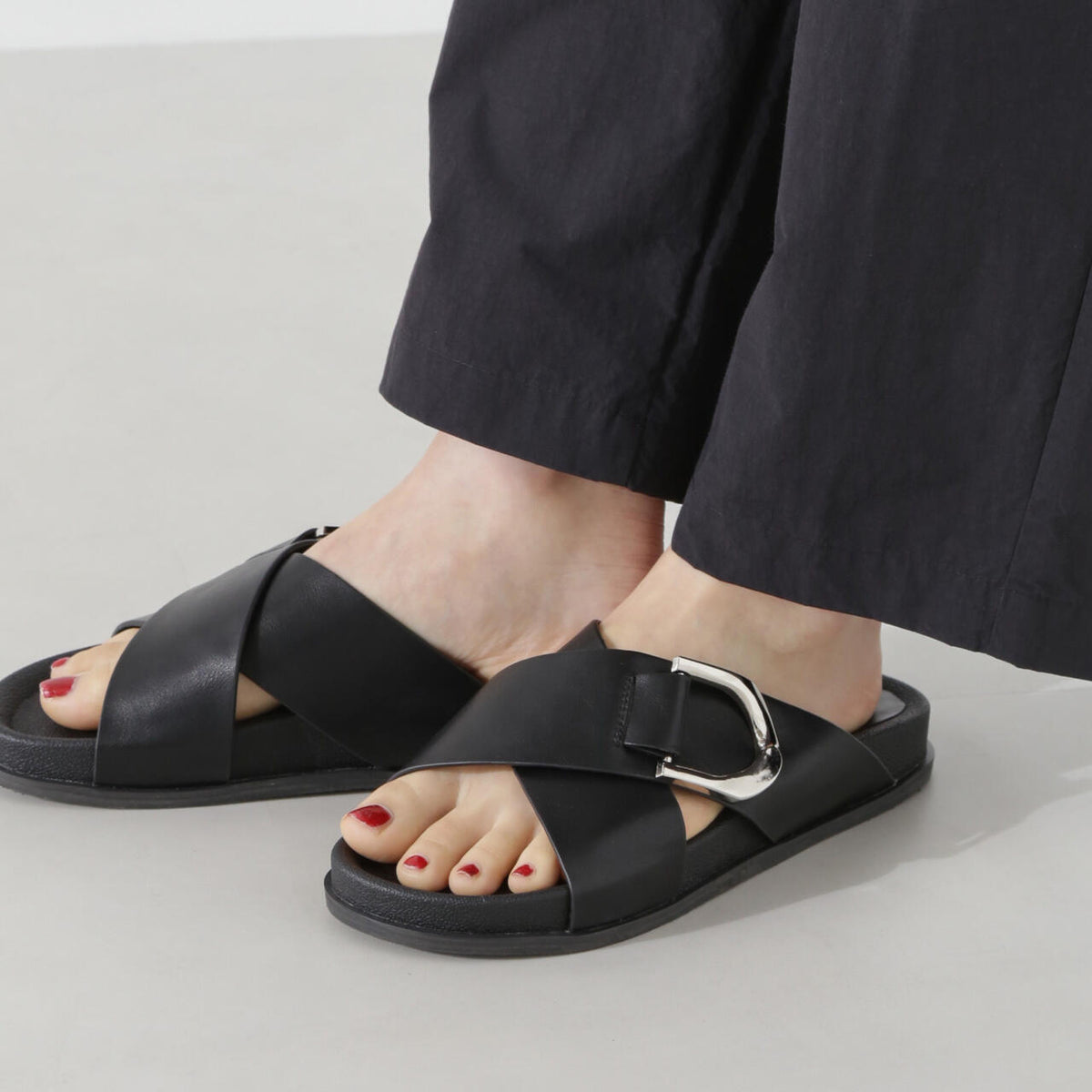クロスバックル フラット サンダル