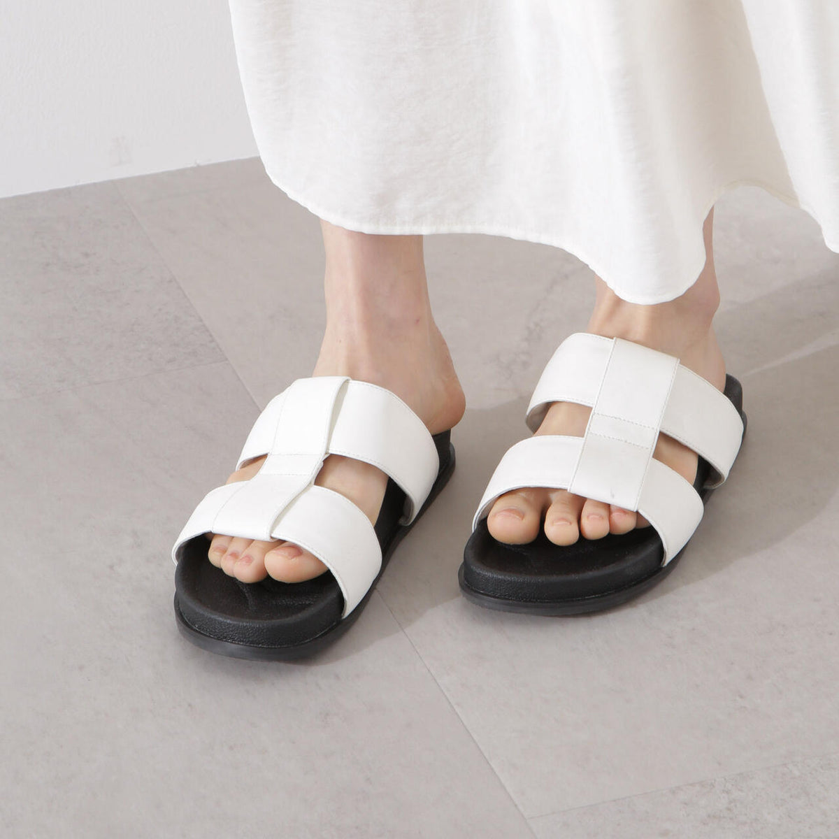 【新品未使用】フラットサンダル ホワイト Hカットデザイン パディング フラットサンダル