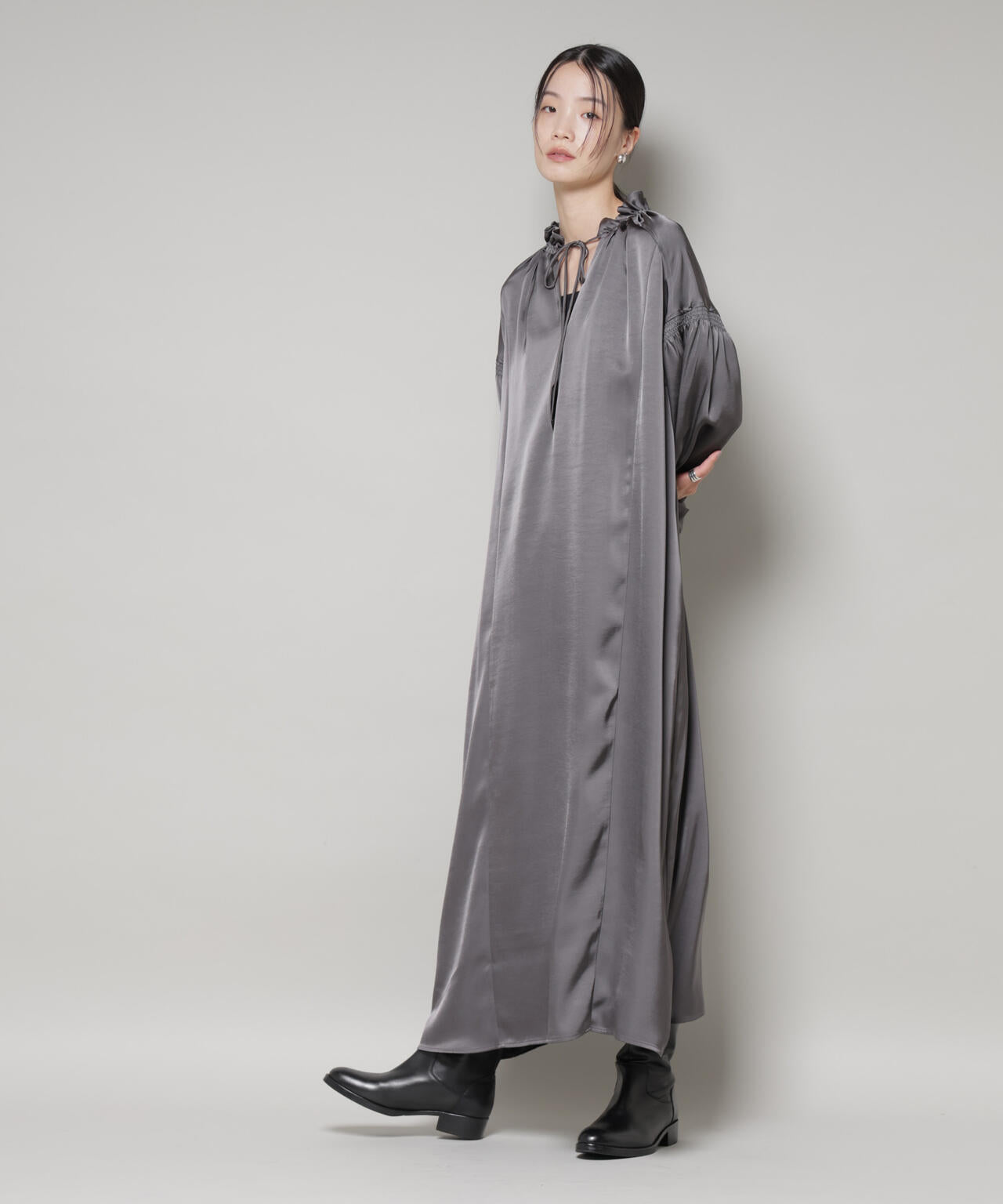 シャーリング ギャザースリーブ サテン マキシワンピース