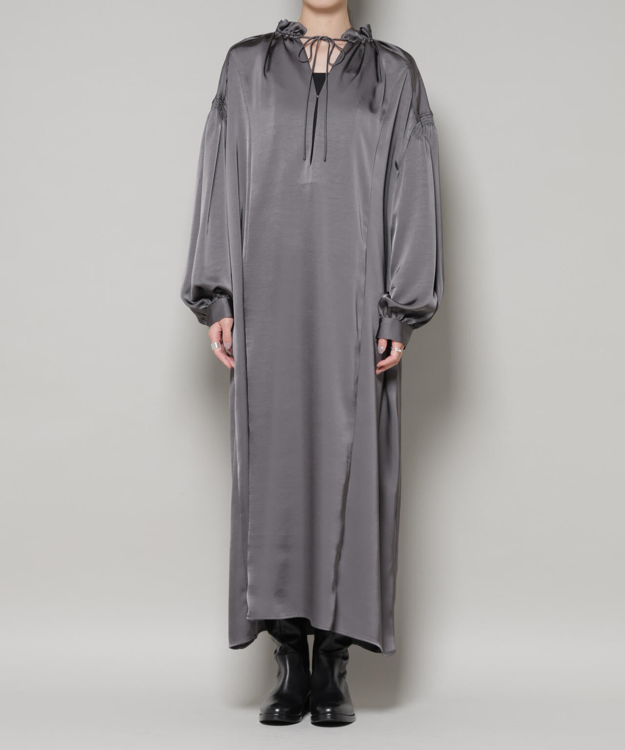 シャーリング ギャザースリーブ サテン マキシワンピース