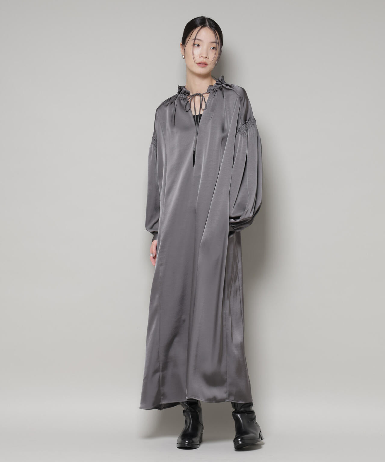 シャーリング ギャザースリーブ サテン マキシワンピース