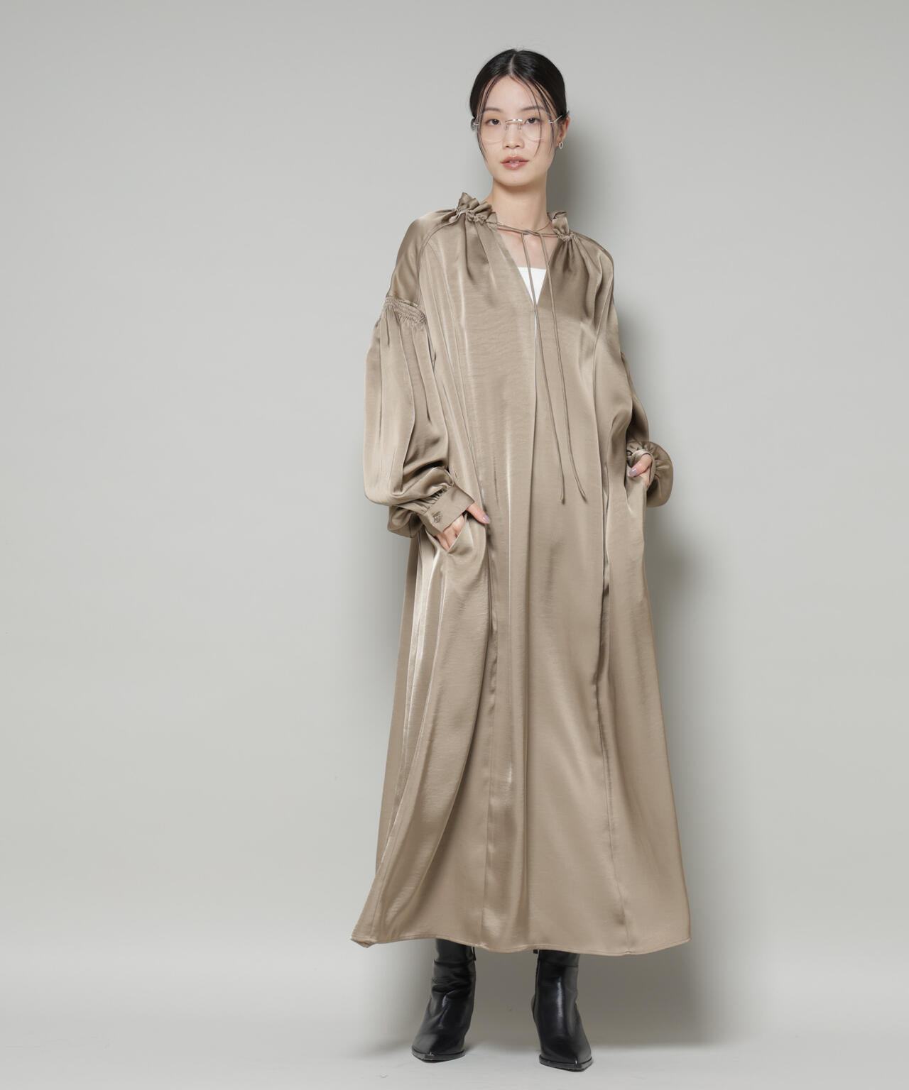 シャーリング ギャザースリーブ サテン マキシワンピース