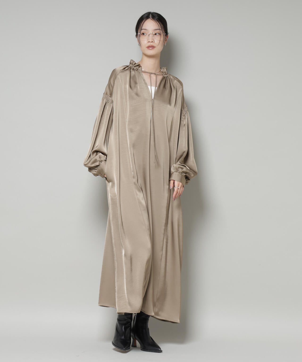 シャーリング ギャザースリーブ サテン マキシワンピース