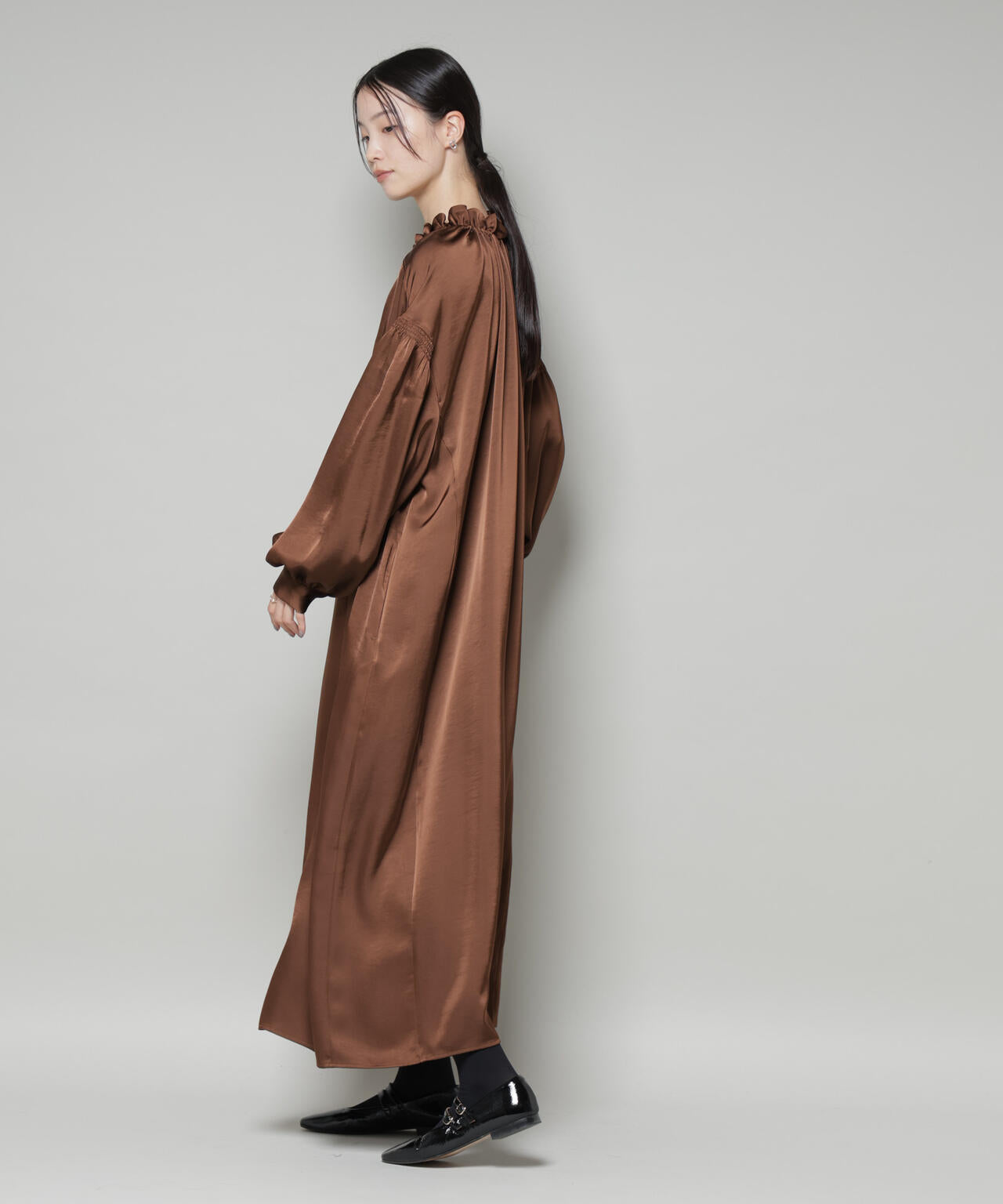 シャーリング ギャザースリーブ サテン マキシワンピース