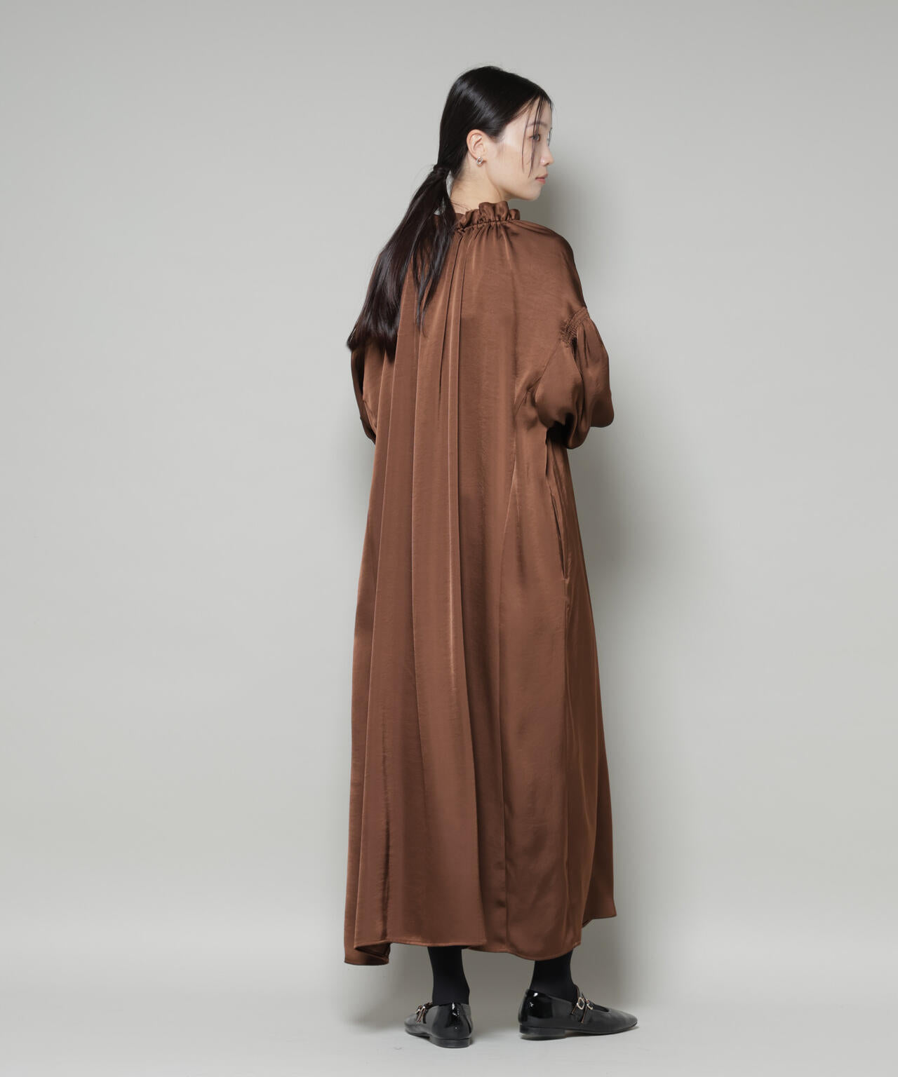 ギャザーシャギーワンピース シャーリング ギャザースリーブ サテン マキシワンピース