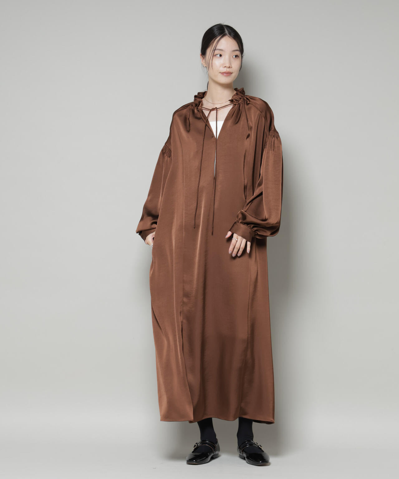 シャーリング ギャザースリーブ サテン マキシワンピース