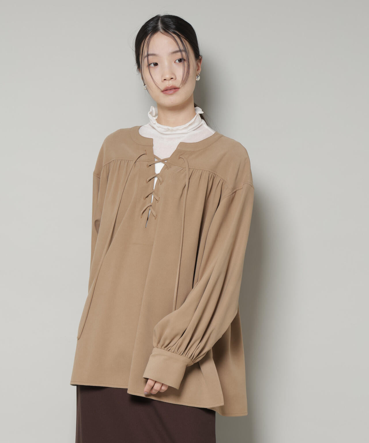 tomo様 ブラウス ベージュ レースアップ ギャザー プルオーバー ブラウス