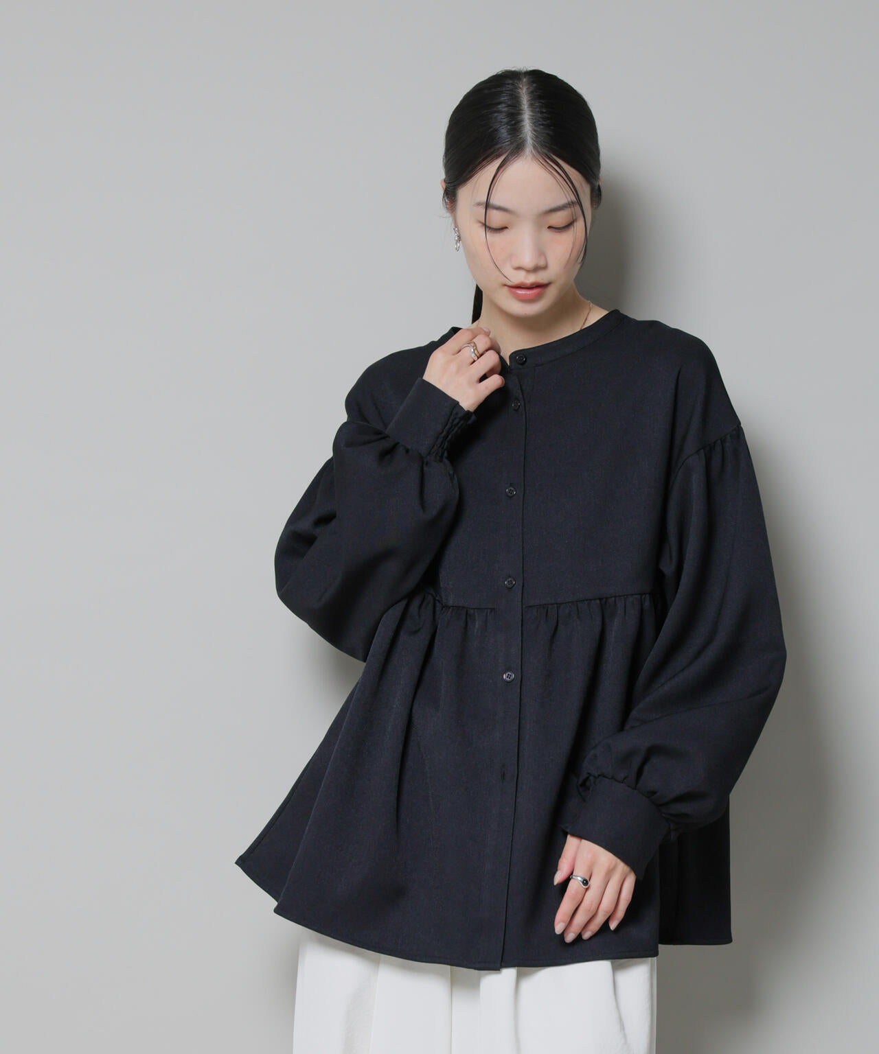 【SONO NAVY】ハーリーペプラムブラウス　ブラック Sono（ソーノ）の「【SONO NAVY】ハーリーペプラムブラウス（シャツ