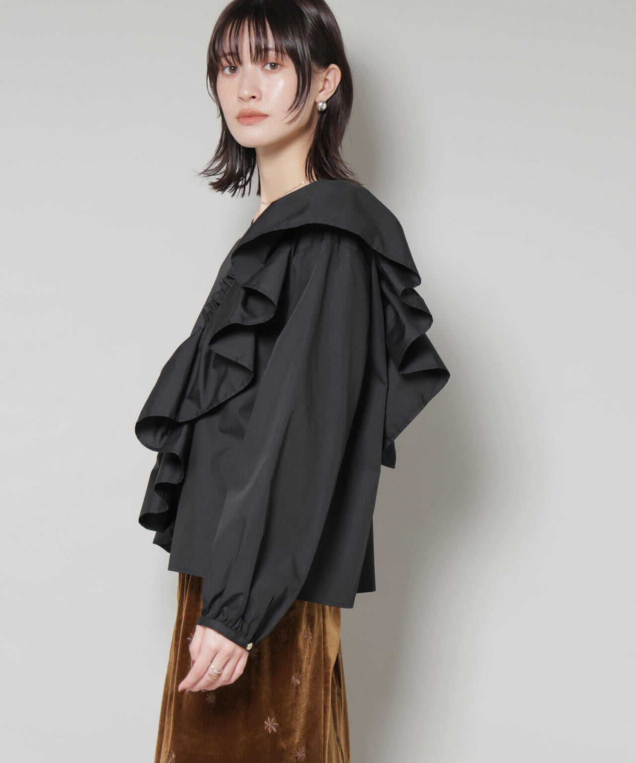 斜めフリルプルオーバーブラウス 6735220317