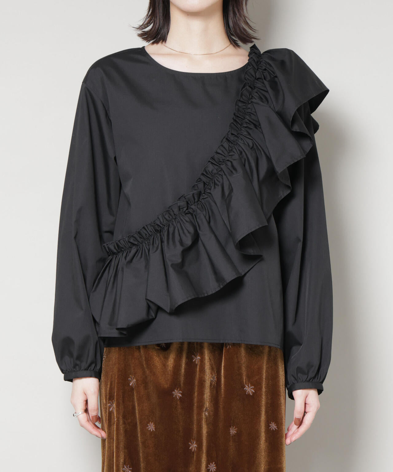 斜めフリルプルオーバーブラウス 6735220317